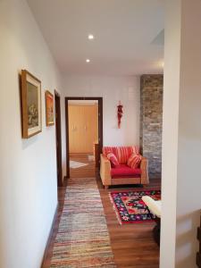 苏恰瓦Agropensiunea Ioana的客厅设有红色沙发和砖墙