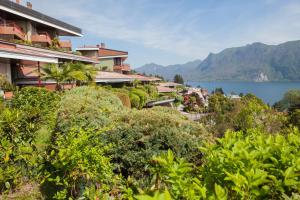 吉法Studio-Apartments La Selva的享有湖泊和山脉的小镇景色。