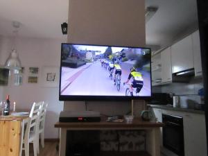 埃尔塔特Cap del Tarter Apartament的电视屏幕上放着一群自行车骑手