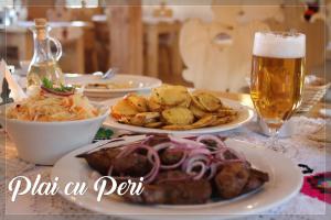 瑟彭察"Plai cu Peri"的餐桌,餐盘和一杯啤酒