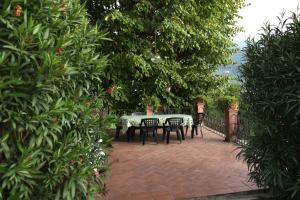 卡尔奇Villa Coli的庭院配有桌椅和树木