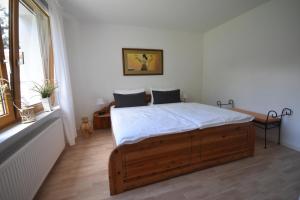 吕贝克Ferienhaus Abendsonne的一间卧室配有一张带白色床单的床和一扇窗户。