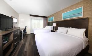 彼得伯勒彼得伯勒海滨假日酒店的一间酒店客房,配有一张大床和一台平面电视