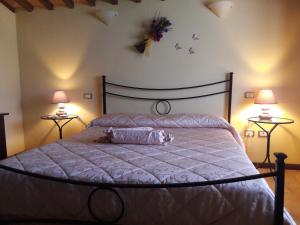 奥维多Affittacamere da Laura Silvi的一间卧室配有一张大床和两盏灯