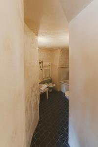 马泰拉萨希酒店的浴室配有卫生间、盥洗盆和浴缸。