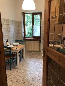 加廖Casa Gastagh - Intera casa con giardino privato的一间带桌椅和窗户的用餐室