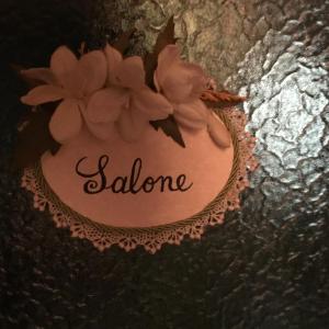 卡洛福泰Casa Tonina的桌上的蛋糕,上面有鲜花