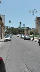 加拉蒂纳Casa vacanze Marilena的路边有汽车的街道