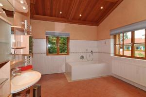 施万高Haus am Kienberg的带浴缸和盥洗盆的大浴室