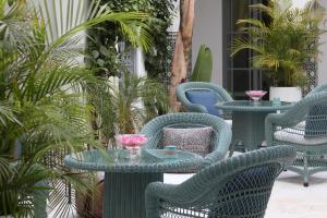 马拉喀什里亚德伊德拉酒店的庭院里一组桌椅