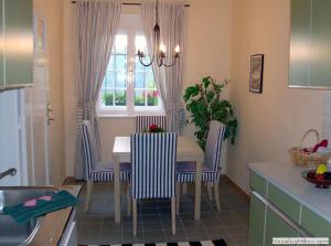 玛利亚采尔Villa Tadina Ferienwohnungen Mariazell的厨房配有桌椅
