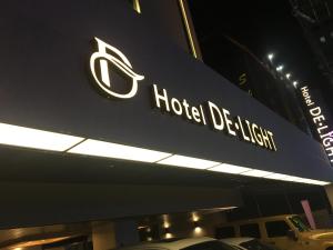 首尔Delight Hotel Jamsil的夜间酒店展示的标志