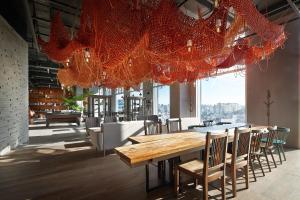 首尔L7 Hongdae的一间带长桌和椅子的用餐室