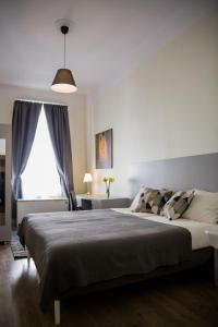 布达佩斯Ozone Private Rooms的一间卧室设有一张大床和一个窗户。