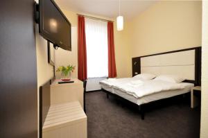 美因河畔法兰克福波瓦酒店的一间卧室配有两张床和一台平面电视