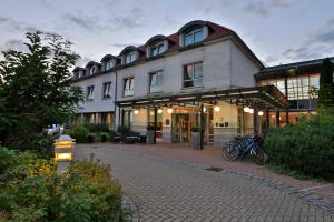 赫曼斯堡海德霍夫贝斯特韦斯特酒店的一座建筑前面停放着自行车