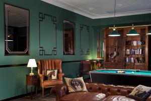 卡塞尔特里普温德姆卡塞尔城市中心酒店的带沙发和台球桌的客厅