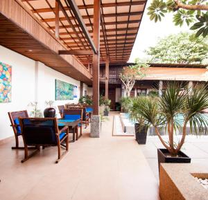 珍南海滩特拉加露台精品度假酒店的用餐区设有桌椅和植物