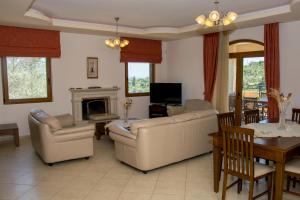 圣特里亚斯Villa Tinadora的带沙发的客厅和用餐室
