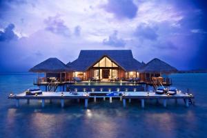 南马累环礁Taj Exotica Resort & Spa的水中码头上的房屋