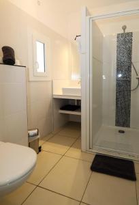 皮亚诺托利-卡尔达雷洛Macchie e Fiori的带淋浴、卫生间和盥洗盆的浴室