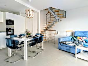 厄尔梅达诺Nuevo y acogedor duplex frente al mar的客厅配有蓝色的沙发和桌子