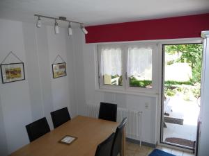 塞尔奈Appartement Sur La Route des Vins d'Alsace的一间带桌子和窗户的用餐室
