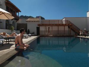 库斯科Palacio Nazarenas, A Belmond Hotel, Cusco的坐在游泳池边的人