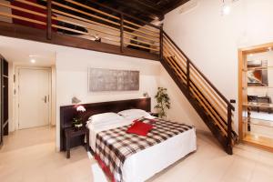 罗马德佩特瑞斯酒店的一间带大床和楼梯的卧室