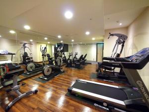 台北怡品商旅的健身房,配有一系列跑步机和健身自行车