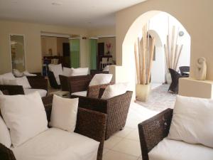 法维尼亚纳天伯迪玛雷酒店的客厅配有藤椅和桌子