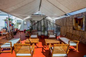 塞维利亚拉雷苏酒店的一个带木桌椅的庭院和一个温室