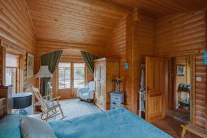 阿布罗斯Balnabrechan Lodge的小木屋的卧室,配有一张床