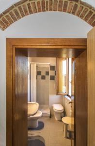 比萨赫尔维西亚比萨塔酒店的浴室设有2个卫生间和水槽