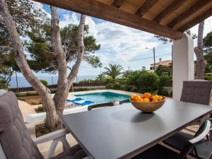 卡拉菲格拉Villa Estrella Sea View的露台上的桌子上放着一碗橘子