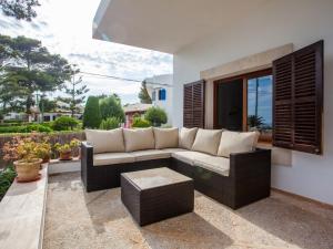 卡拉菲格拉Villa Estrella Sea View的客厅配有沙发和桌子