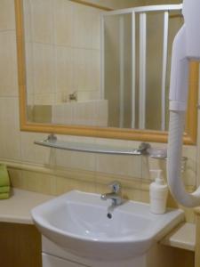 克雷尼察Apartament Grażyna的浴室设有白色水槽和镜子