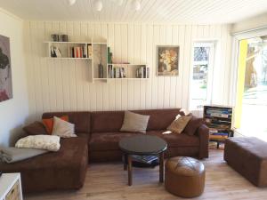布尔格Bleichehof的客厅配有棕色沙发和桌子
