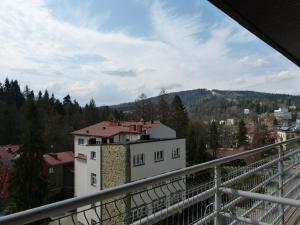 克雷尼察Apartament Grażyna的从大楼的阳台上可欣赏到风景