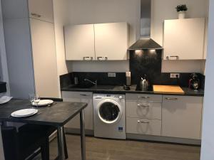 斯特拉斯堡利尔奥萨伯尔公寓的厨房配有洗衣机和桌子