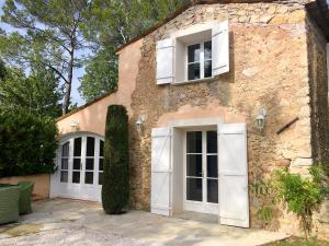 La Roquette-sur-Siagne勒前埔马泽特住宿加早餐旅馆的石屋,带白色门窗