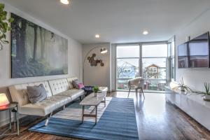 西雅图Central Modern Home with Rooftop的客厅配有沙发和桌子