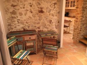 La Roquette-sur-Siagne勒前埔马泽特住宿加早餐旅馆的厨房配有一些椅子、桌子和柜台