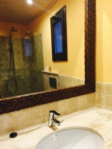 卡达克斯Es volca的一间带水槽和镜子的浴室