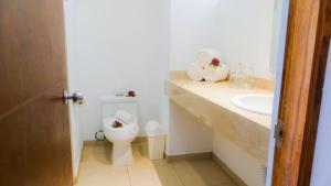 瓜亚比托斯卡萨布兰卡度假酒店的白色的浴室设有卫生间和水槽。