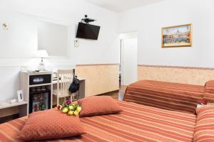 罗马多莫斯朱利亚住宿加早餐旅馆的酒店客房设有两张床和电视。