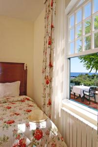 英雄港金塔达斯梅塞旅馆的一间卧室配有一张床,窗户配有桌子