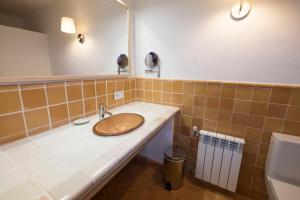 卢克松阿尔兹内斯农家乐的浴室设有盥洗盆、镜子和卫生间