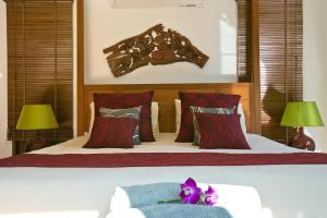 2 Bedroom Private Pool Villa Ban Tai SDV032-4 minutes walk to beach-By Samui Dream Villas客房内的一张或多张床位