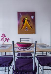 塔马达斯特CAÑAMO的一张桌子、两把椅子和墙上的一幅画